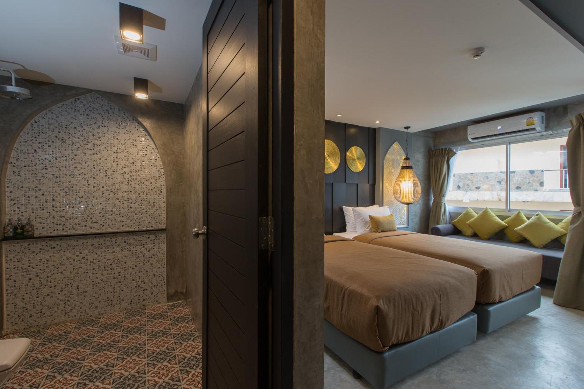 Patong Signature Boutique Hotel Bagian luar foto
